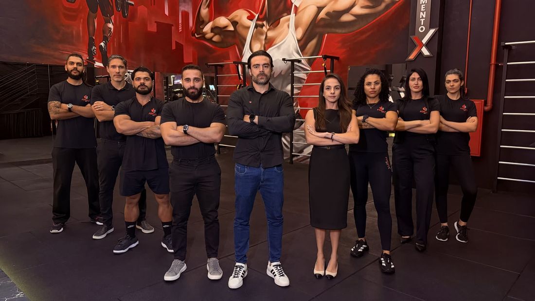 Equipe de profissionais da Forjax CT reunida na academia